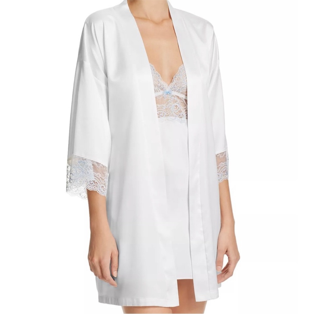 The Mrs. Robe - Picture 3 of 8